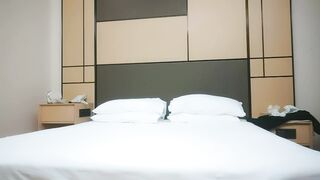 【利哥探花】170大长腿外围小姐姐，肤白貌美人风骚，掰开玉腿黑森林湿润一片，花式啪啪看打桩机神威