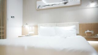 【利哥探花】文静乖巧眼镜妹，蹲着深喉口交脱掉衣服，揉穴正入抽插猛操，穿高跟鞋双腿肩上扛