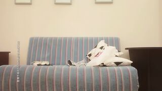 【千人斩探花】约了个牛仔短裤萌妹子，换上女仆装近距离口交沙发上操，上位骑乘后入大力猛操