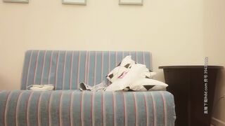 【千人斩探花】约了个牛仔短裤萌妹子，换上女仆装近距离口交沙发上操，上位骑乘后入大力猛操