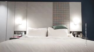 【小宝寻花】约了个短发白衣甜美萌妹啪啪，沙发上调情口交掰穴摸逼骑乘猛操