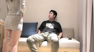 【小宝寻花】酒店约炮迟到身材高挑的兼职外围穿着高跟干口爆吞精