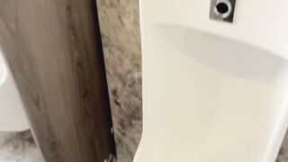 公厕偶遇全裸女神，男厕所里草的她忍不住的呻吟射到小穴里