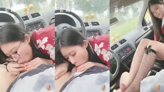 最新极品网红反差婊学生妹【司雨】大白天户外停车场车内足交，芊芊玉足性感小网袜，太会玩了射了好多