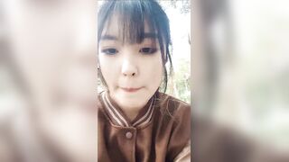 【有奶水的小少妇】农村小媳妇，留守在家寂寞了，跑到小树林里，挤奶水，抠骚逼，紧张刺激有趣