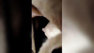【有奶水的小少妇】农村小媳妇，留守在家寂寞了，跑到小树林里，挤奶水，抠骚逼，紧张刺激有趣