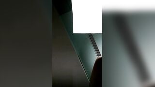 18岁菜菜洗完澡全程露脸陪你嗨，性感的大奶子粉嫩嫩骚逼，淫声荡语激情不断，冰凉的棒棒冰刺激骚穴和菊花