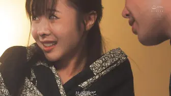 JUQ-129 一家偏僻的温泉旅馆。为了庆祝结婚三周年，他们来这里度假，却被几个衣着暴露的男子轮奸…… #栗山莉緒 #栗山莉绪