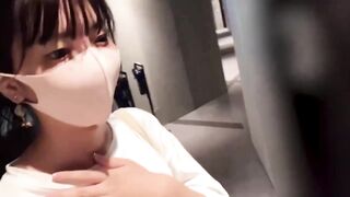 漂亮淫妻 有点像玩偶姐姐 被黑祖宗大肉棒无套内射 开始很紧张拳头攥的紧紧的 绿帽在边上聊天引导