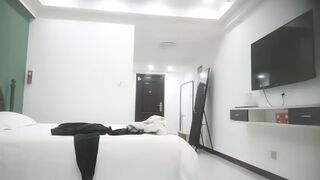 极品00后萌妹子，乖巧听话，沙发啪啪，尽享青春胴体的美好